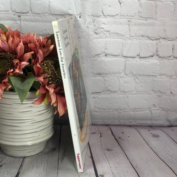 Vintage 1993 TUPPERWARE LUSCIOUS LOW-FAT FAVORITES cookbook - Picture 7 of 8